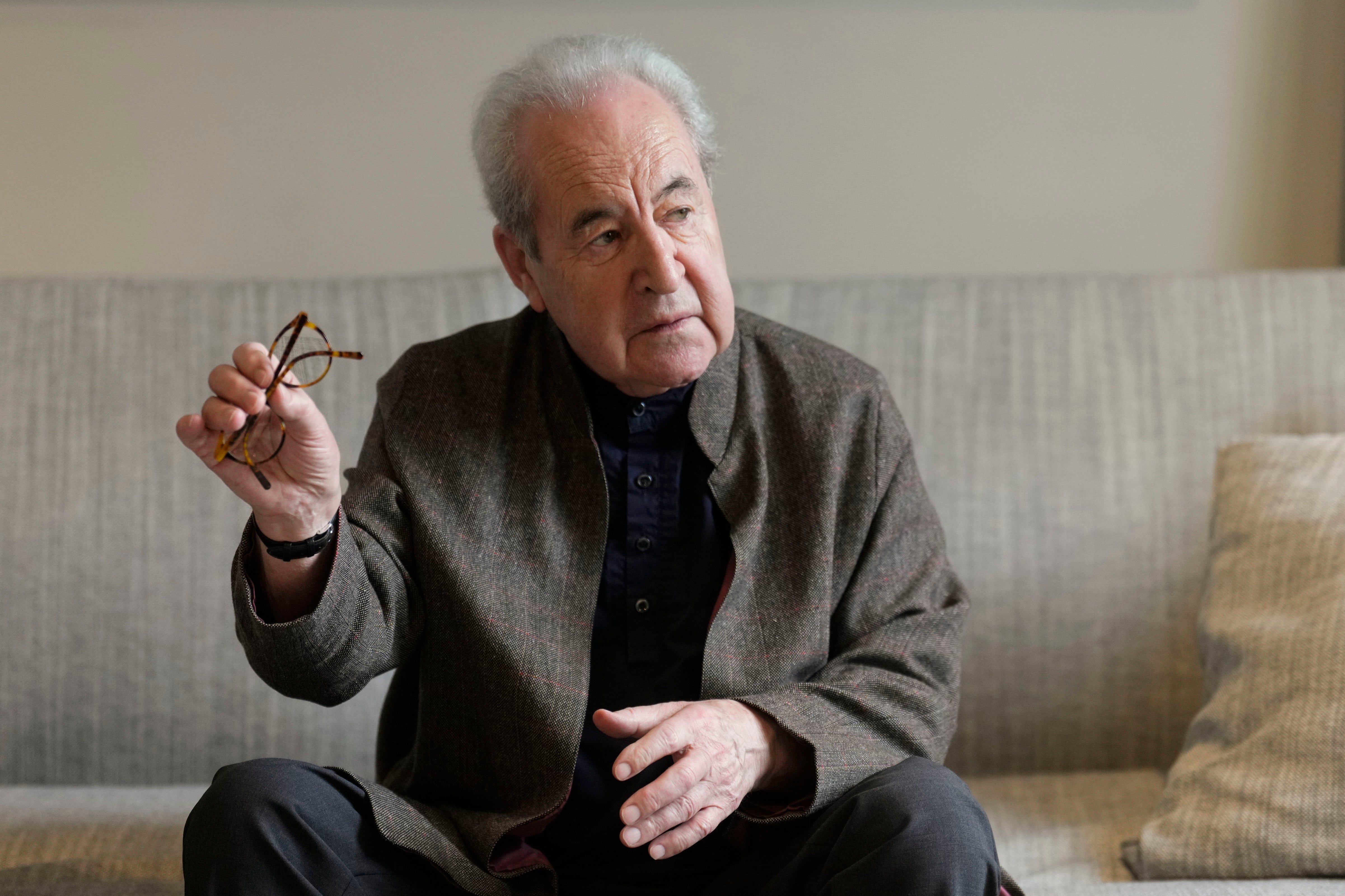 El escritor irlandés John Banville durante una entrevista con la agencia EFE este miércoles en Madrid