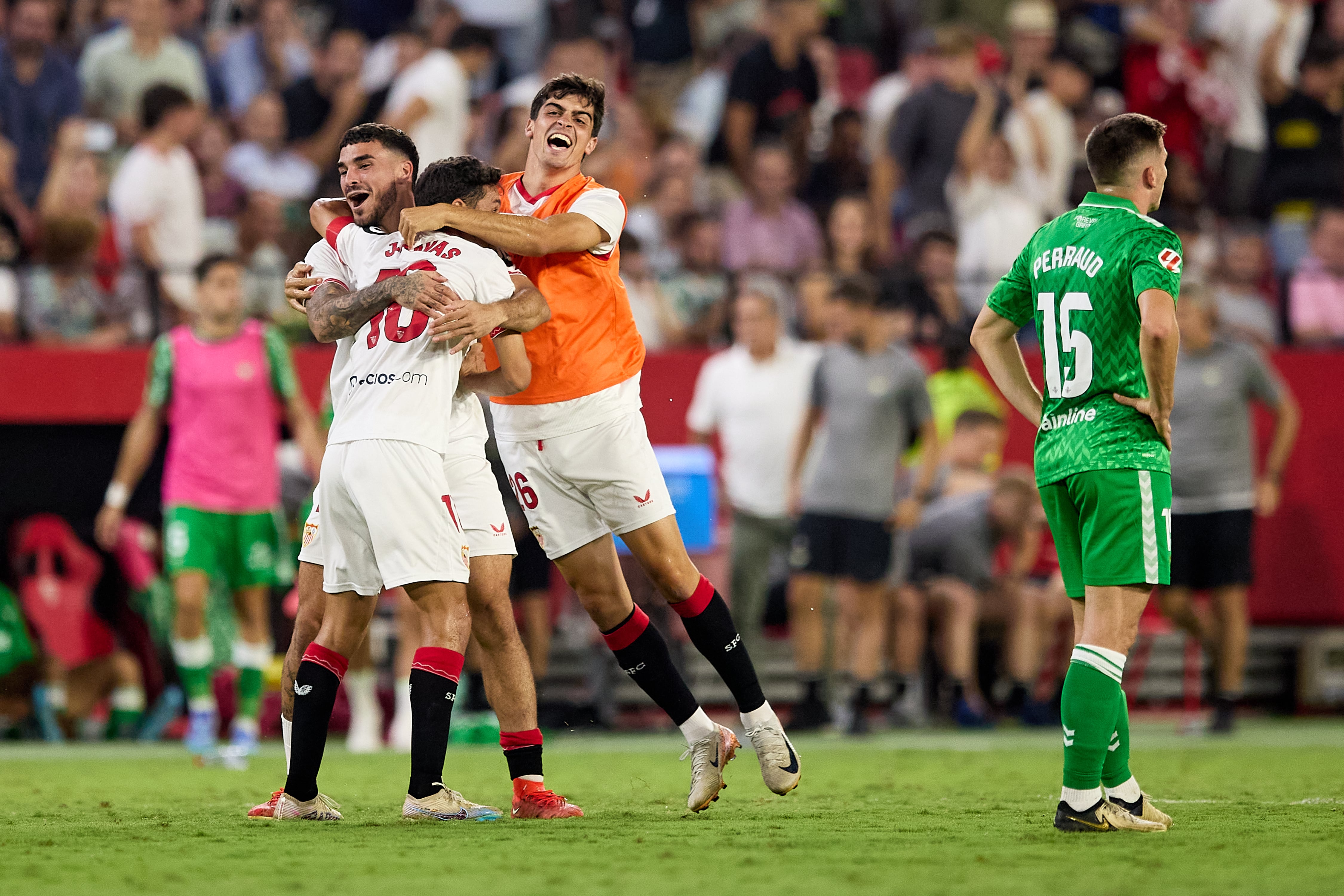 Isaac Romero, Juanlu Sánchez y Jesús Navas se abrazan tras la victoria en el último derbi