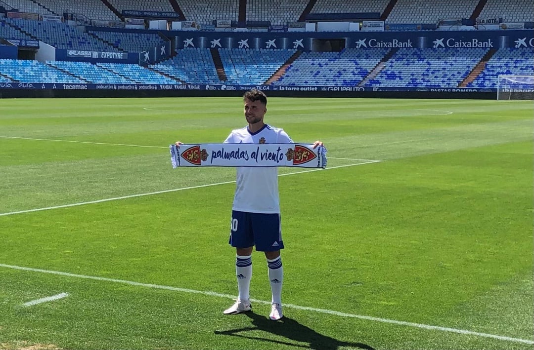 Álvaro Giménez ha posado con la bufanda del Real Zaragoza durante su presentación en La Romareda