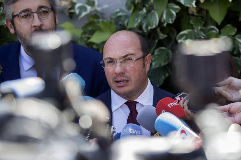  El expresidente de Murcia, Pedro Antonio Sánchez (c), atiende a la prensa hoy a la salida del Tribunal Superior de Justicia de la Región de Murcia
