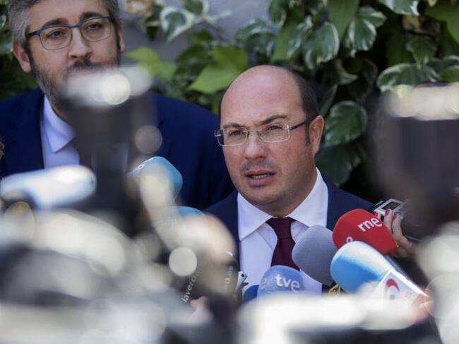 El expresidente de Murcia, Pedro Antonio Sánchez (c), atiende a la prensa hoy a la salida del Tribunal Superior de Justicia de la Región de Murcia