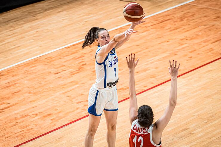 La ala-pívot eslovaca refuerza el juego interior del conjunto berciano