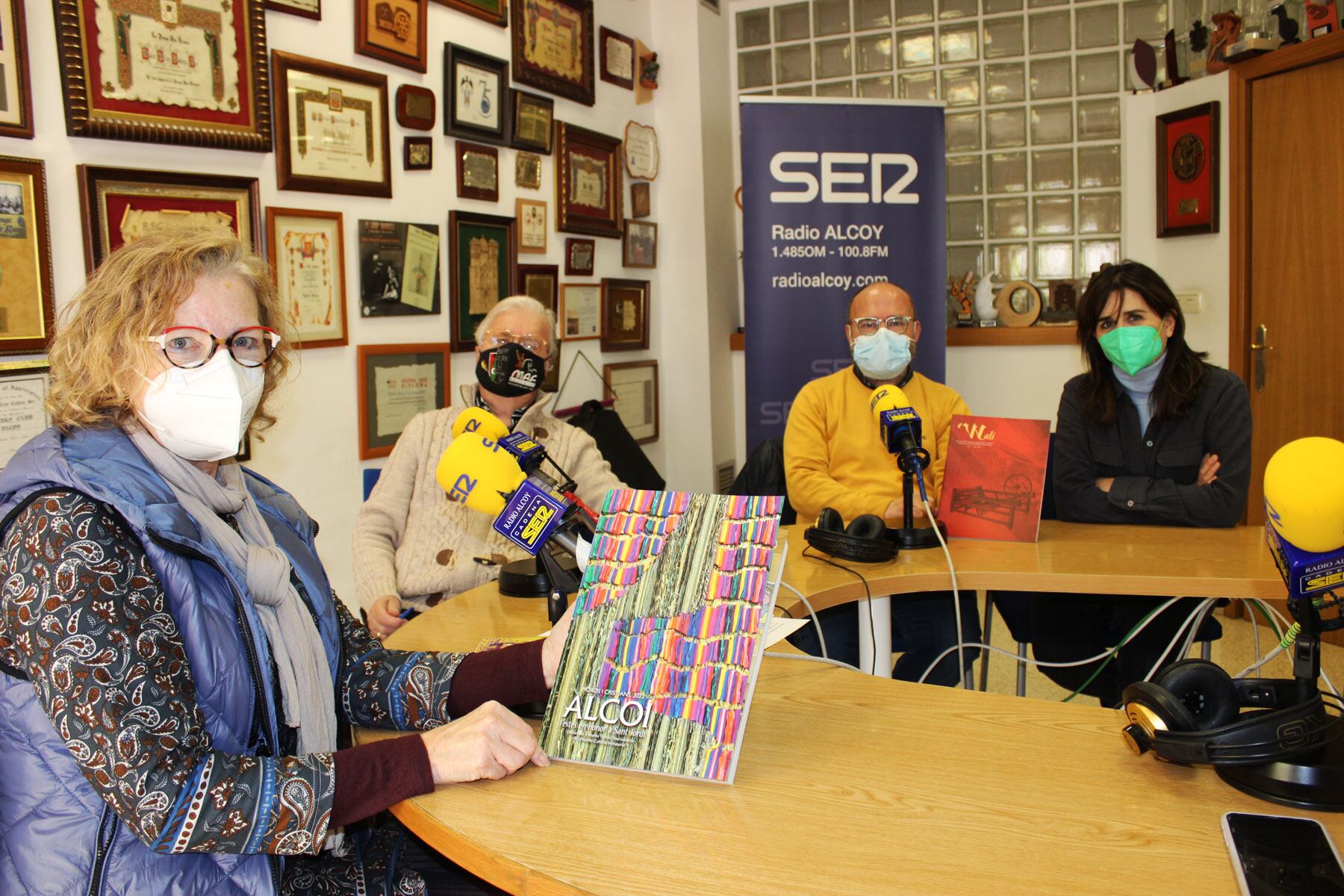 Aurelia Masanet muestra un ejemplar de la reivsta acompañada por Paco Aznar, Pau Acosta y Mónica Jover