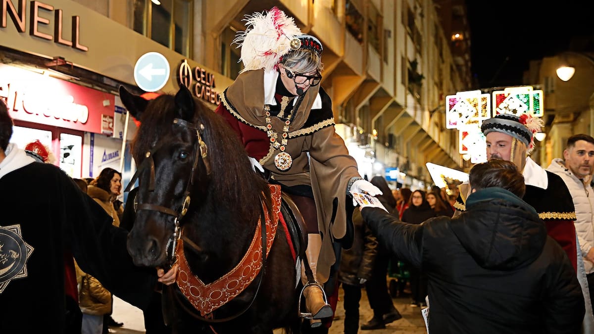 La Cartera Real llena de ilusión las calles de Elda en su visita previa a la llegada de los Reyes Magos