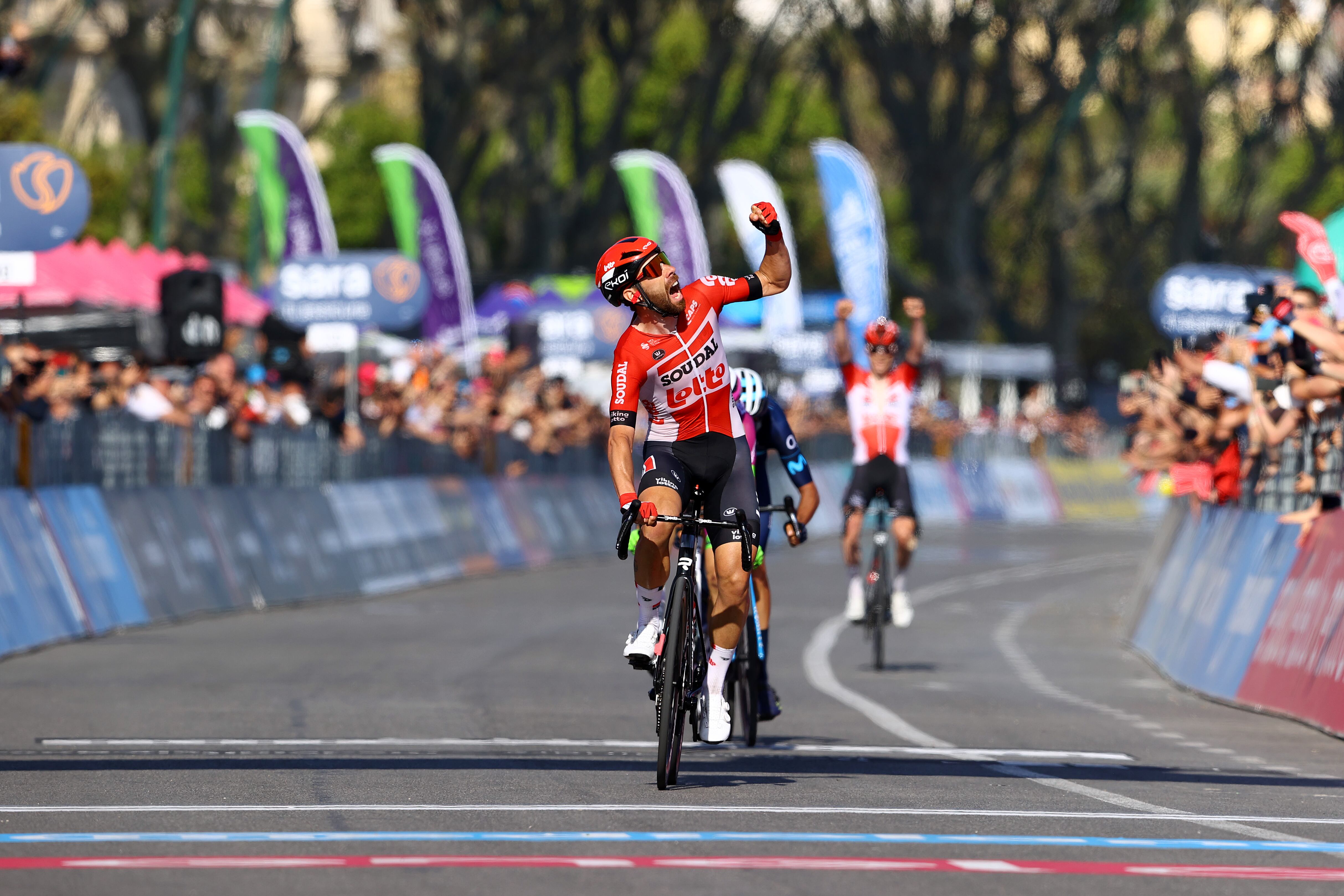 Thomas De Gendt, ciclista belga y del Team Lotto Soudal, celebrando su victoria en la octava etapa del Giro de Italia