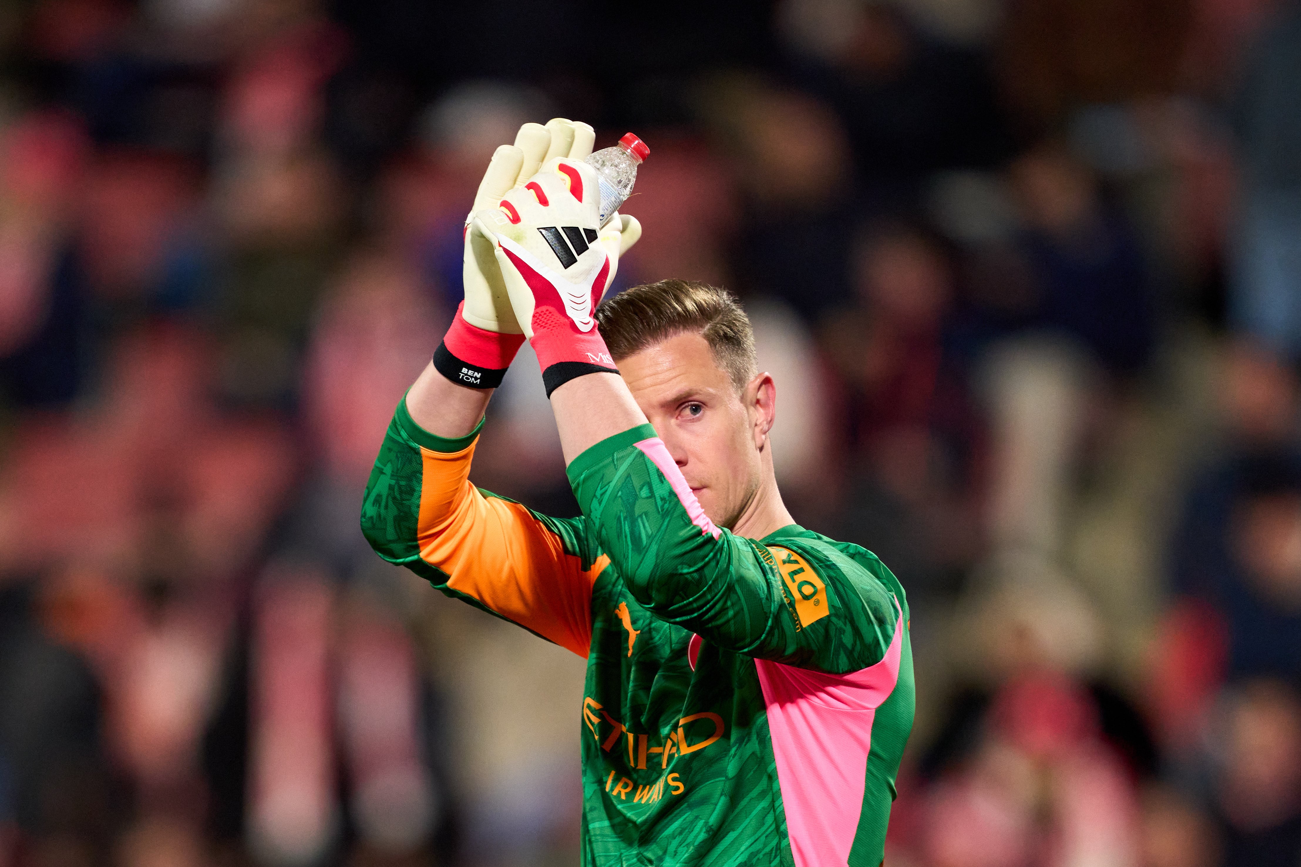 Marc-André Ter Stegen aplaude a la afición del Girona