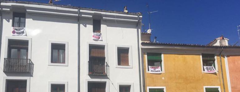 Carteles en los balcones y ventanas de la calle Pilares.