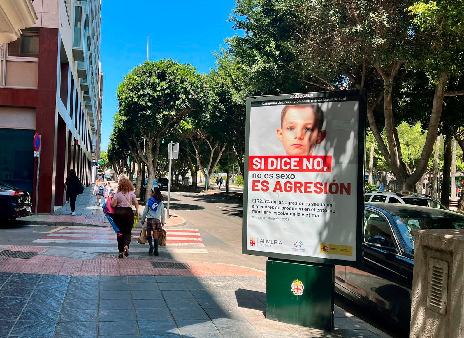 Un cartel contra las agresiones sexuales a menores de edad instalado en soportes publicitarios dentro de una campaña promovida por el Ayuntamiento de Almería ha desatado la polémica en redes sociales por el presunto mensaje &quot;pederasta&quot; que algunos usuarios han observado en su contenido