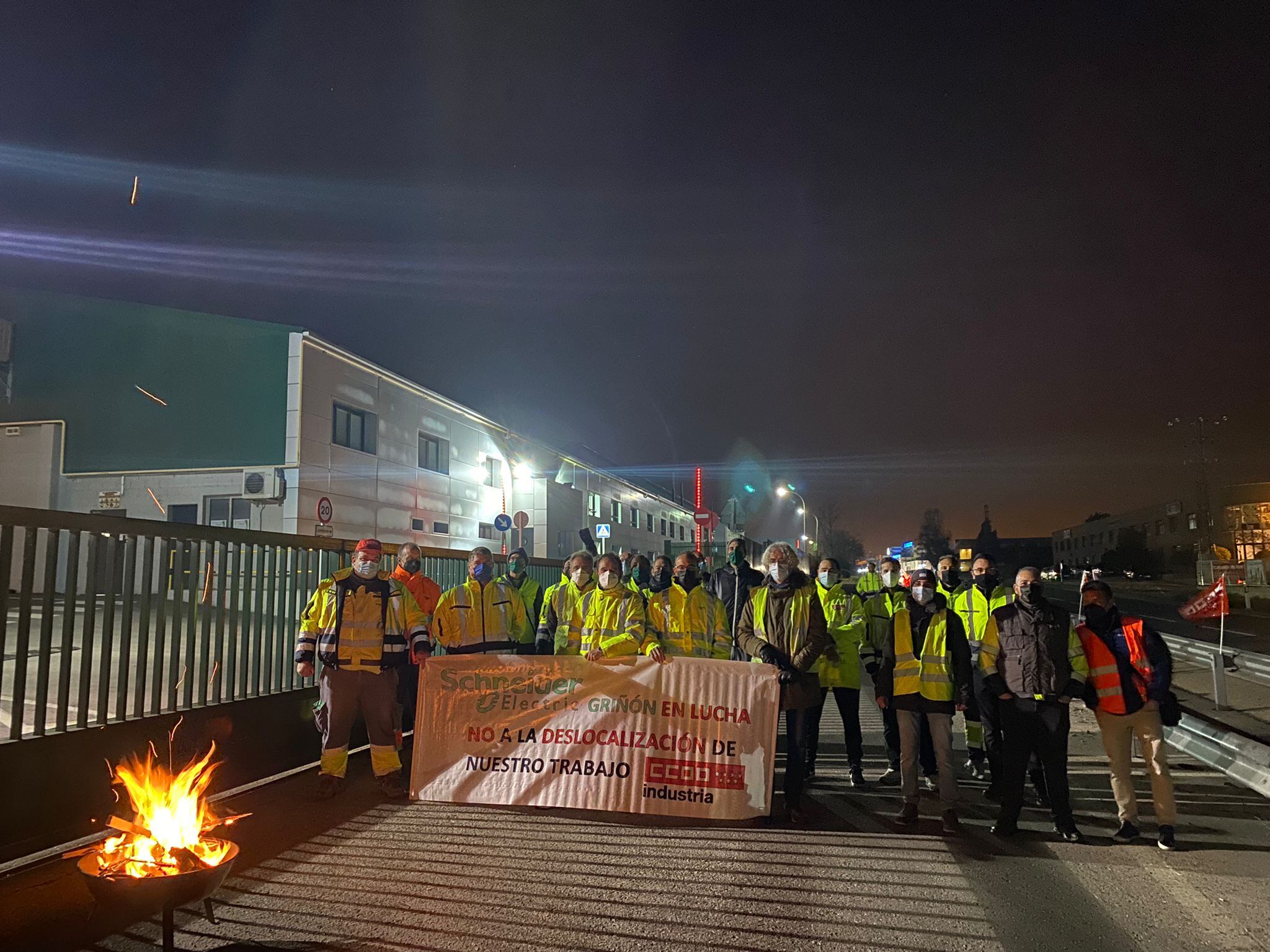 Los trabajadores de Schneider Electric han secundado la huelga de 24 horas en protesta por los despidos