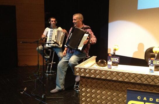 Arnaz Esteban y Manolete tocan la sintonía de 'El Larguero'