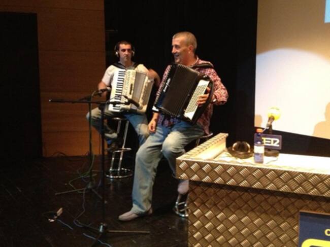 Arnaz Esteban y Manolete tocan la sintonía de 'El Larguero'