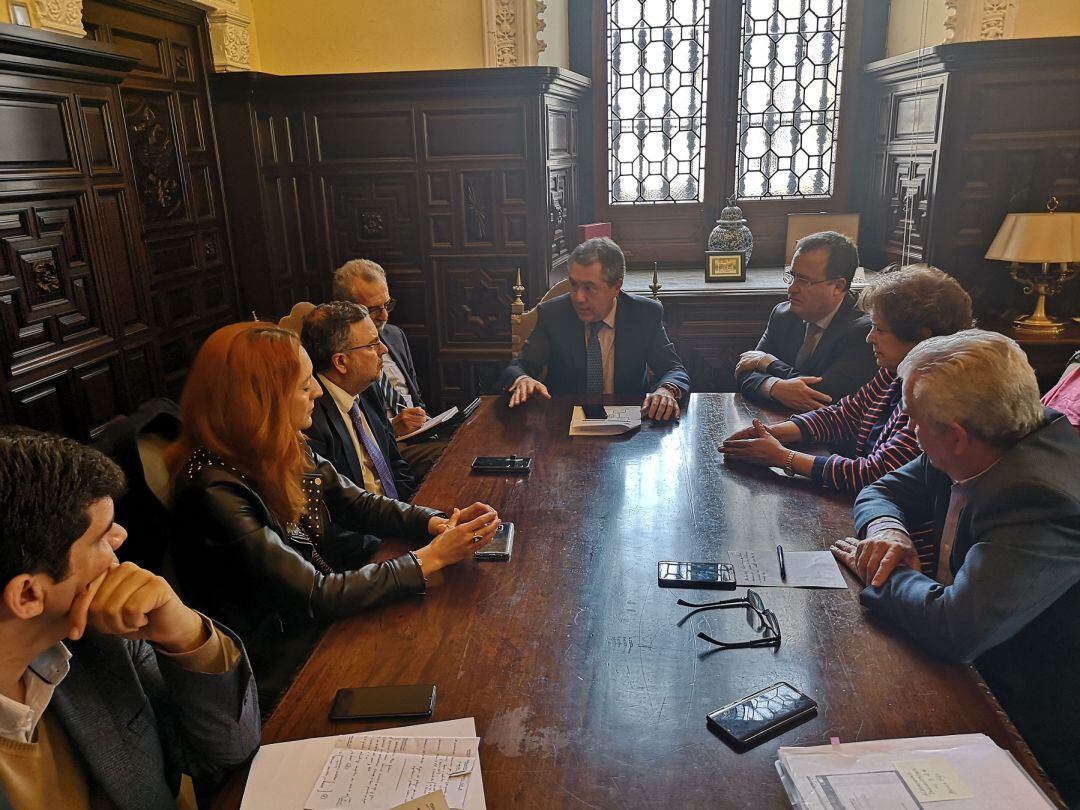 El alcalde, Juan Espadas, preside la reunión del equipo conformado hace semanas para realizar un seguimiento de la evolución del coronavirus 