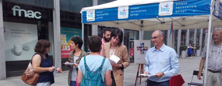 Ana Pontón y Francisco Jorquera reparten propaganda en A Coruña