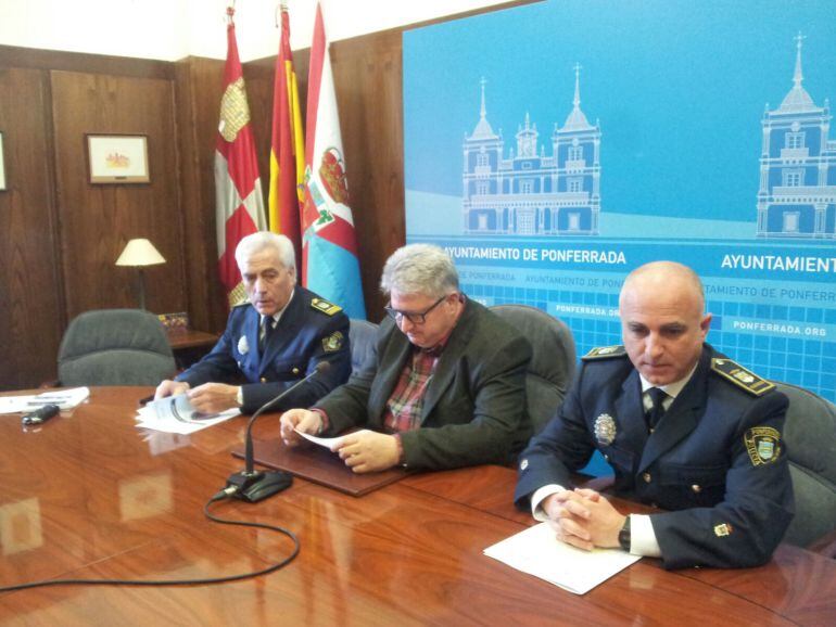 El concejal Ricardo Miranda junto a miembros de la Policía Municipal de Ponferrada.
