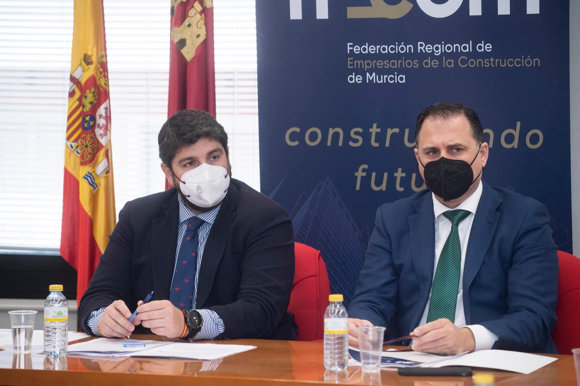 El presidente de la Comunidad, Fernando López Miras, reunido con representantes de la patronal regional de la construcción (Frecom)