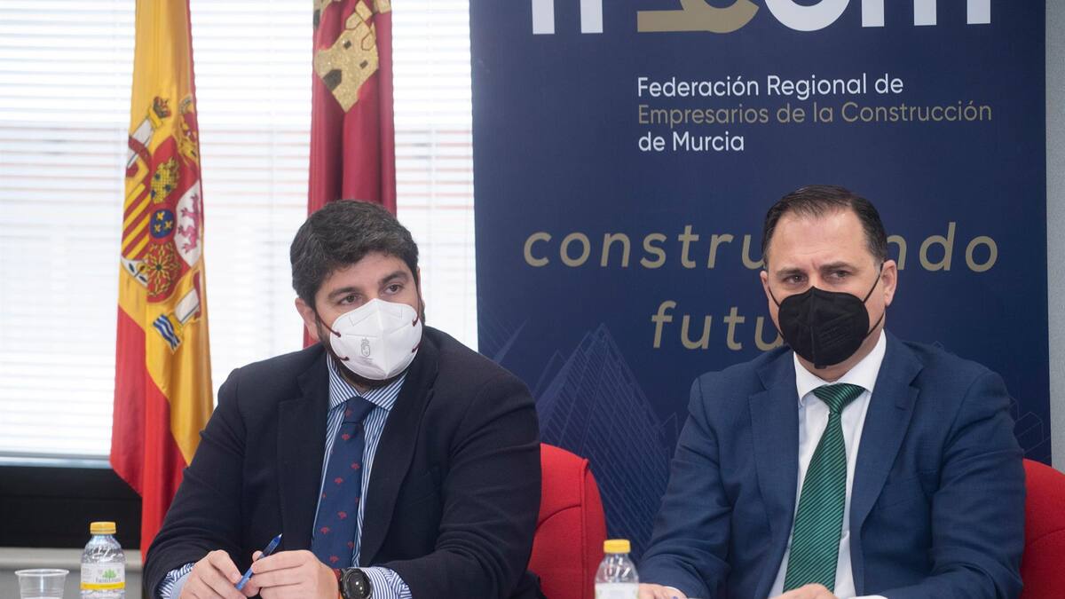 López Miras anuncia la actualización de los precios de los proyectos de obra para adecuarlos al alza de los costes