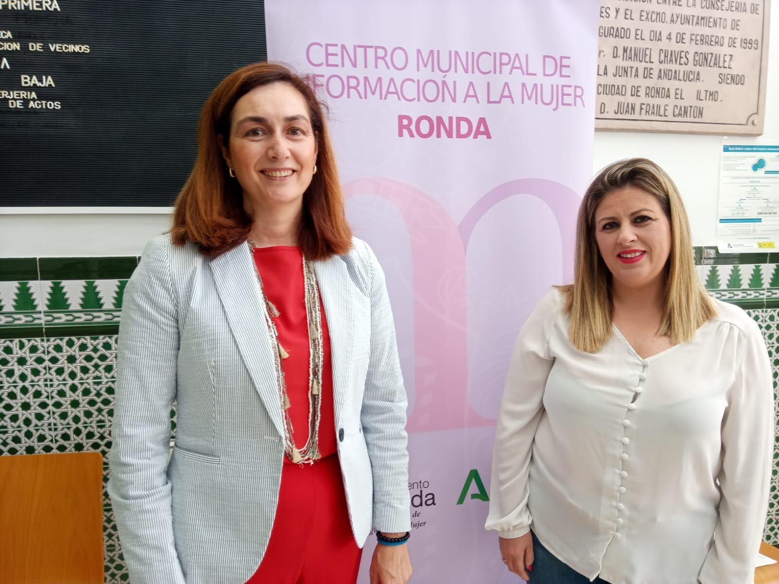 La psicóloga Emma Guerrero y la delegada municipal de Igualdad, Cristina Durán, en la presentación de la actividad