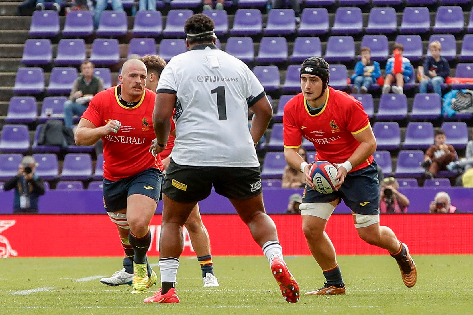 VALLADOLID, 16/11/2024.- Los jugadores disputan una posesión durante un encuentro entre las selecciones de rugby de España y Fiji en Valladolid, este sábado. La selección española de rugby, que presenta en sus filas ocho novedades respecto al anterior encuentro preparatorio para la clasificación del Mundial 2027 ante Uruguay, se enfrentara este sábado a Fiyi, un equipo que sigue creciendo y que llega a esta cita tras haber ganado a Gales. EFE/ R. García
