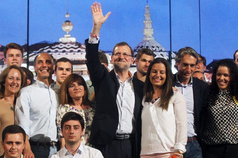 El presidente del Gobierno y del PP, Mariano Rajoy, acompañado por el candidato a la Presidencia de Cantabria, Ignacio Diego, y por el candidato a la Alcaldía de Santander, Iñigo de la Serna