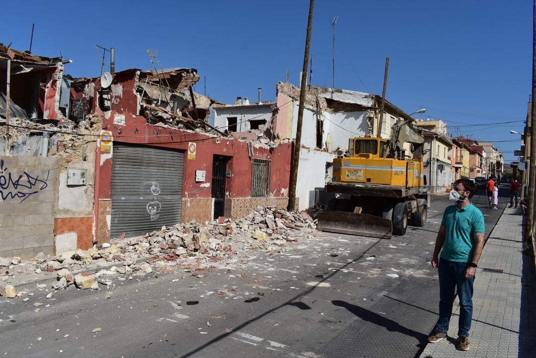 El concejal de Urbanismo contempla el derribo de las viviendas en PEtrer