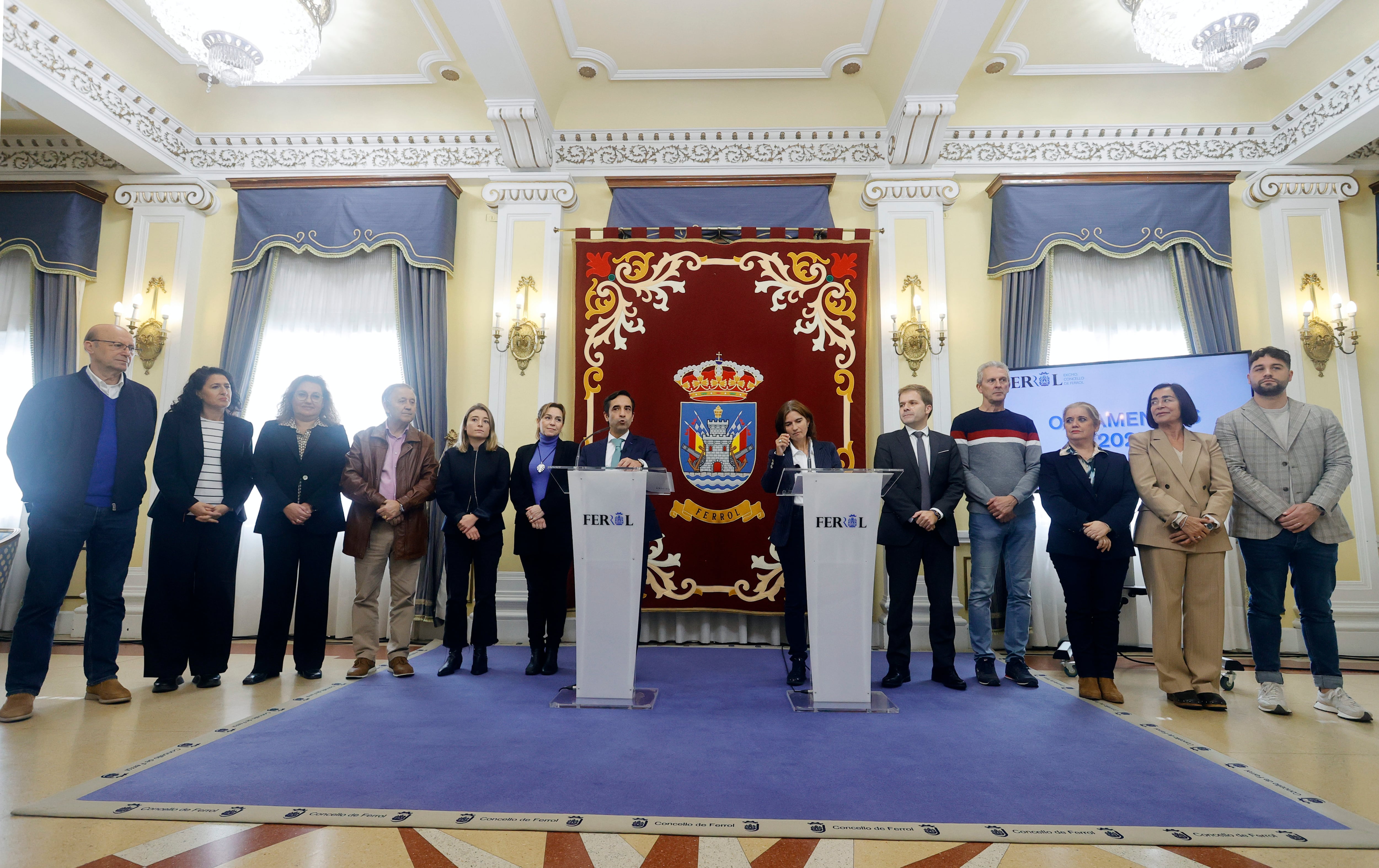 El alcalde de Ferrol, José Manuel Rey Varela, en rueda de prensa este lunes junto a sus ediles para presentar el proyecto de presupuestos municipales para 2025 (foto: Kiko Delgado / EFE)