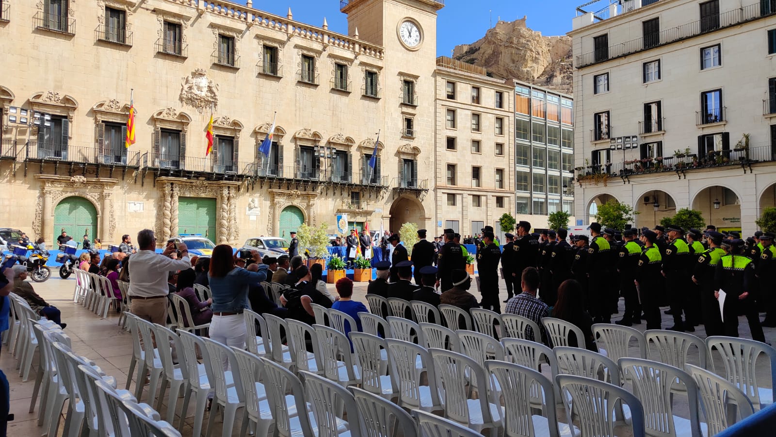 Sillas vacías durante el acto institucional de la Policía Local de Alicante