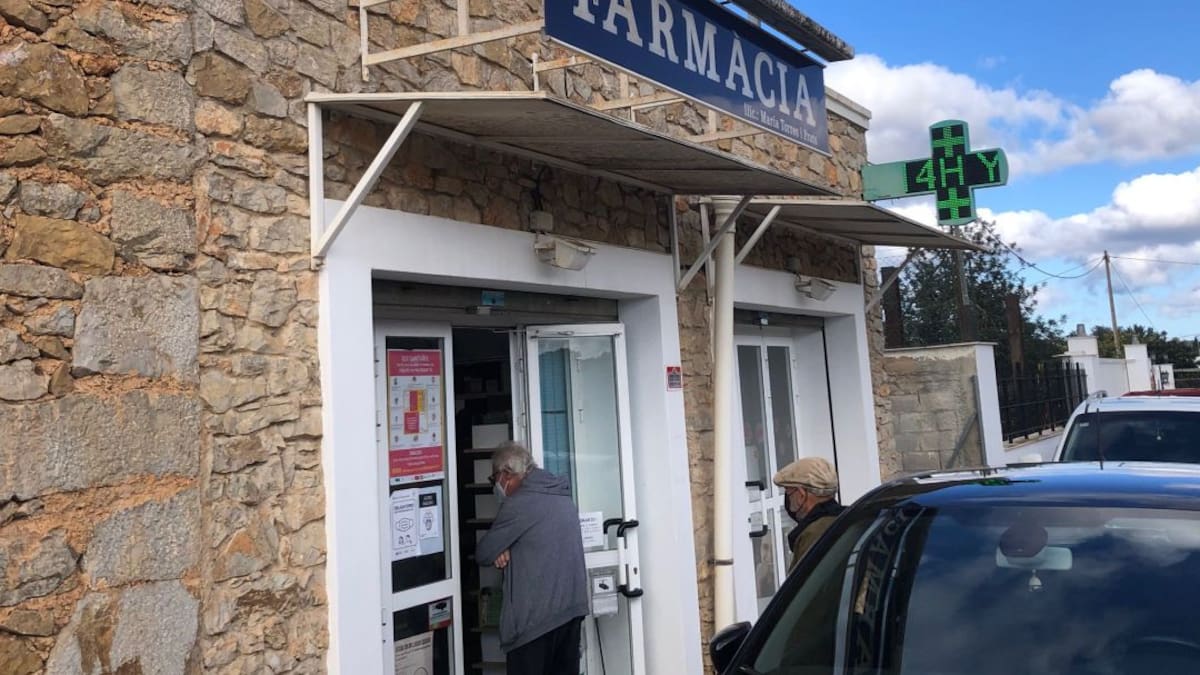 Aluvión de consultas pero pocas pruebas en el primer día que las farmacias notifican los positivos en covid