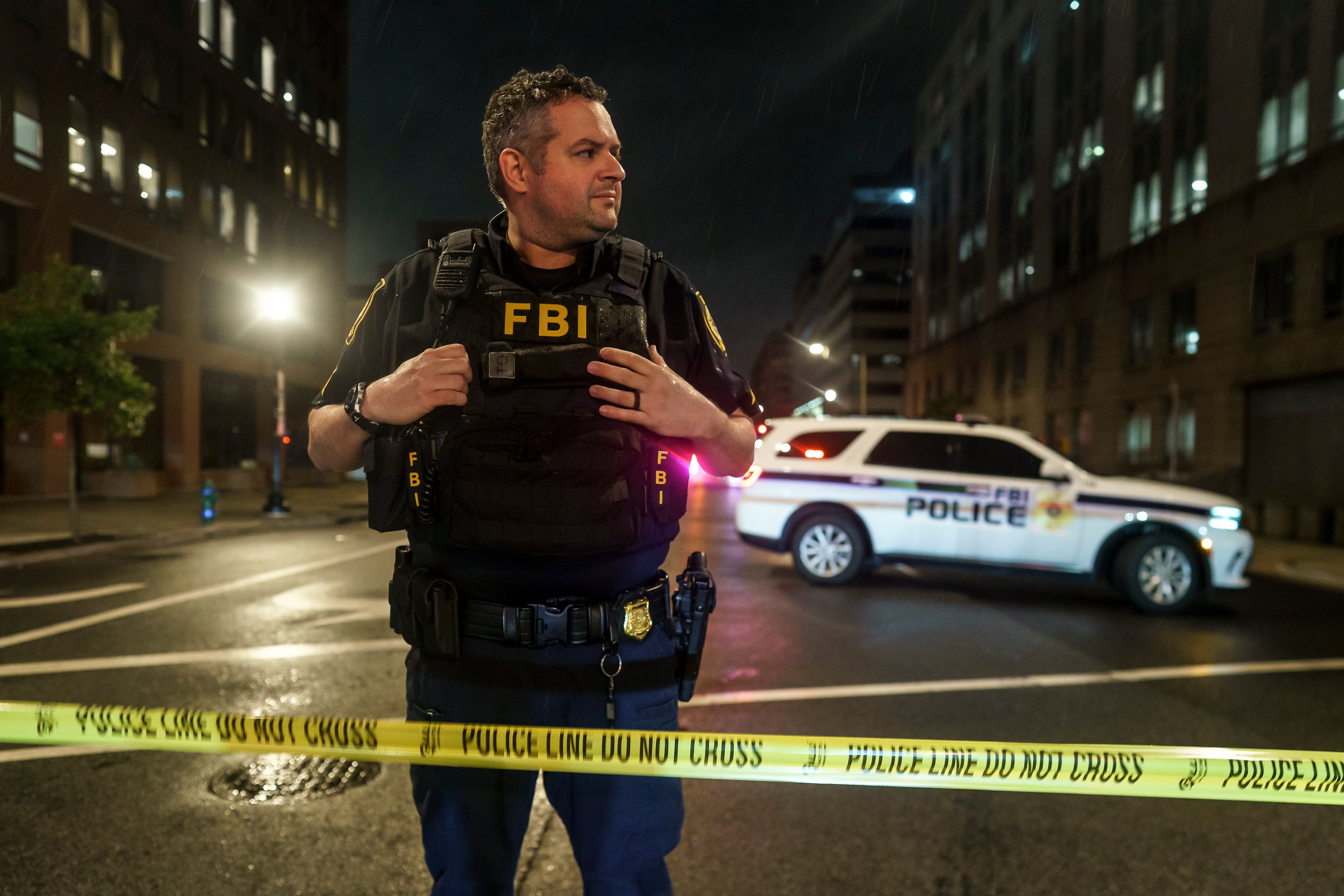 Un agente del FBI en el lugar donde han sido asesinados dos empleados de la embajada de Israel en Washington