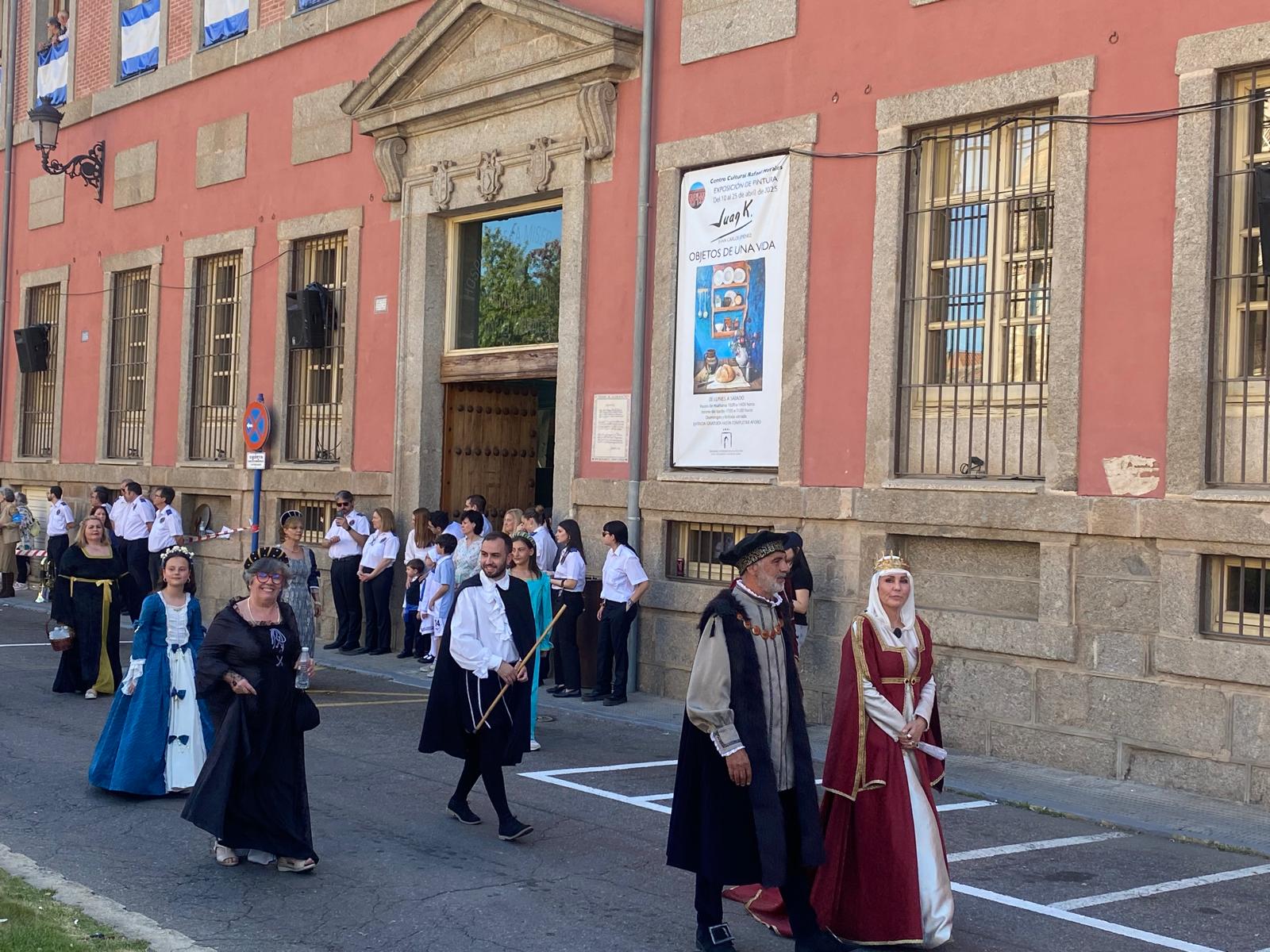 Los protagonistas del grupo de teatro de Cebolla, que forman parte de sus Jornadas Renacentistas, desfilan en el Cortejo de Mondas de Talavera en abril de 2025.