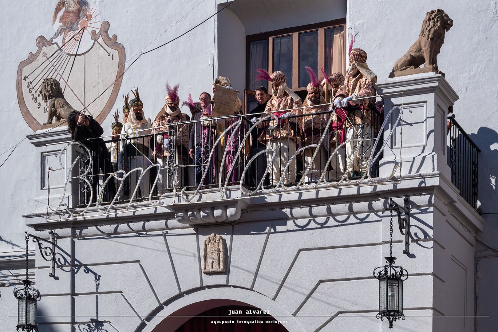 Jacobo llegint el parlament en 2020 al balcó de l'Ajuntament d'Ontinyent //Foto: Juan Álvarez (AFO)