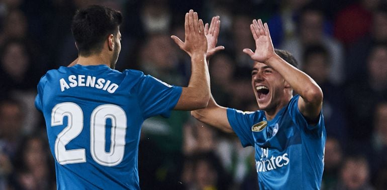 Asensio y Lucas Vázquez celebran un gol en el Benito Villamarín