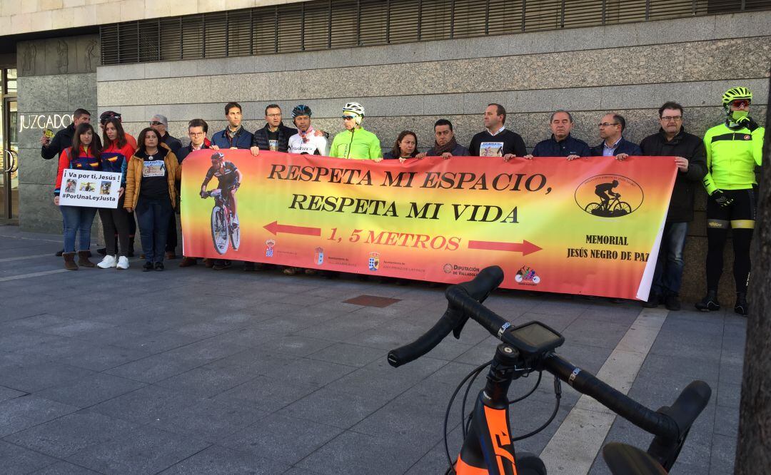 Un grupo de ciclistas y familiares de las víctimas se concentró frente a los Juzgados en el primer día del juicio