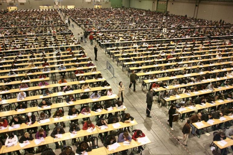 Multitudinario examen escrito de una oposición.