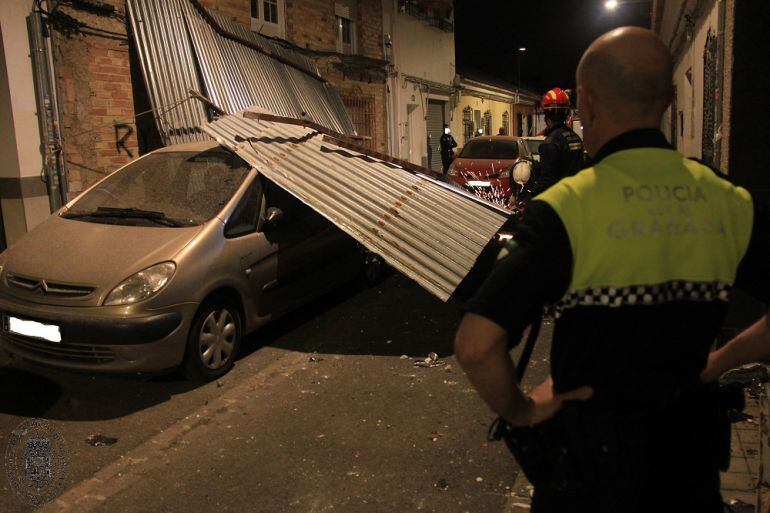 Imagen del tejado pocos minutos después de desplomarse a causa del viento