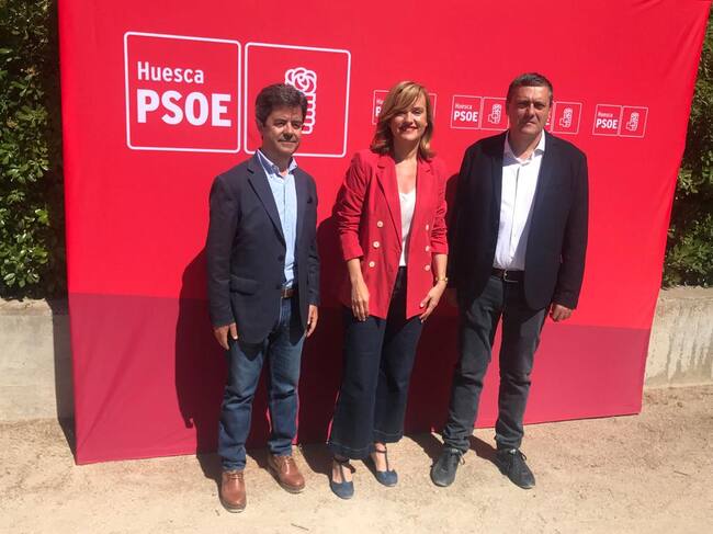 Luis Felipe, Pilar Alegría y Fernando Sabés en la presentación de las candidaturas del PSOE en Huesca