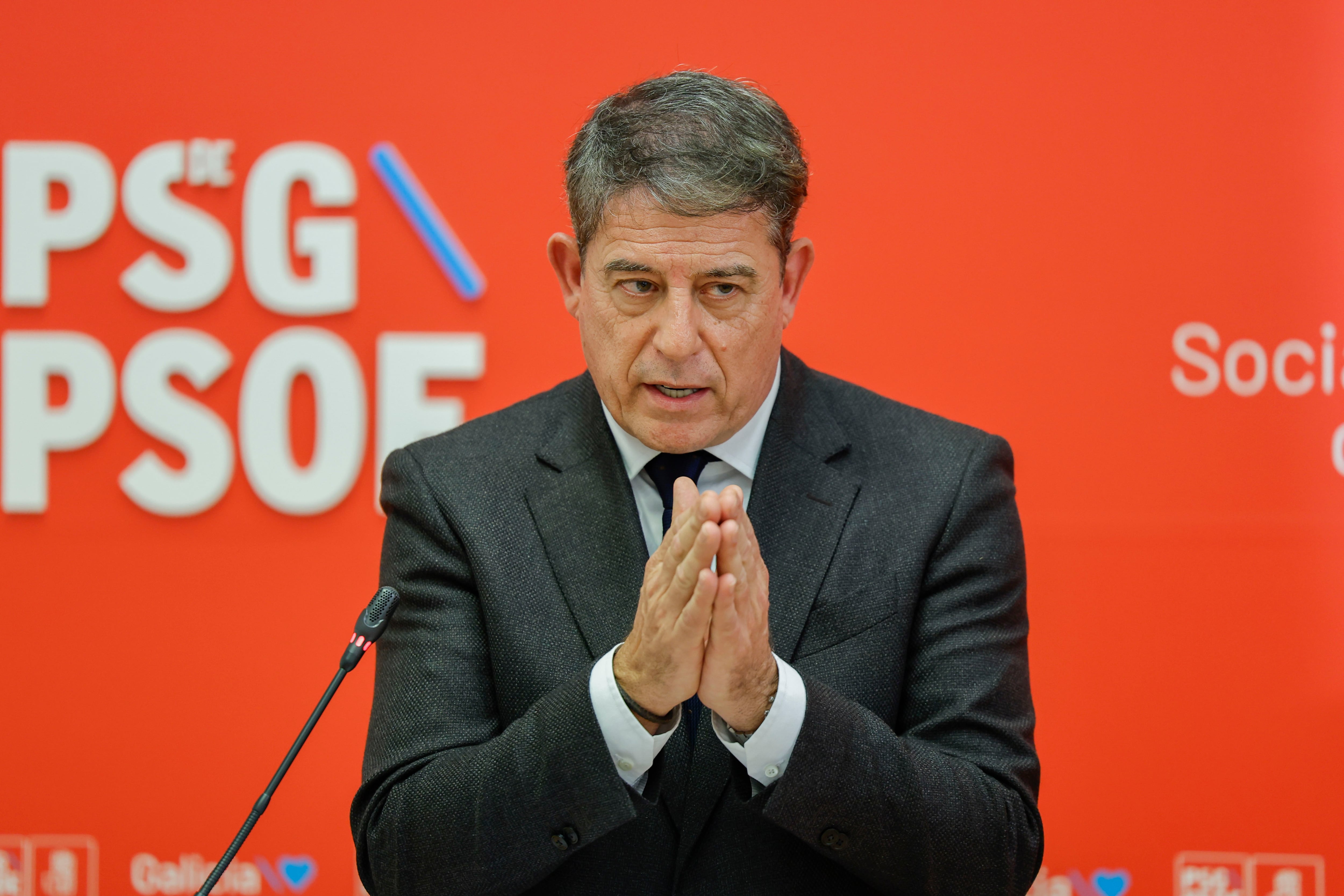 SANTIAGO DE COMPOSTELA, 16/12/2025.- El secretario general de del PSdG-PSOE, José Ramón Gómez Besteiro, explica las medidas tomadas por el partido antes las recientes denuncias por acoso, la última la presentó una militante que acusa al alcalde socialista de la Barbabás, (Ourense) Xosé Carlos Valcárcel Doval, este martes en Santiago de Compostela. EFE/Lavandeira jr