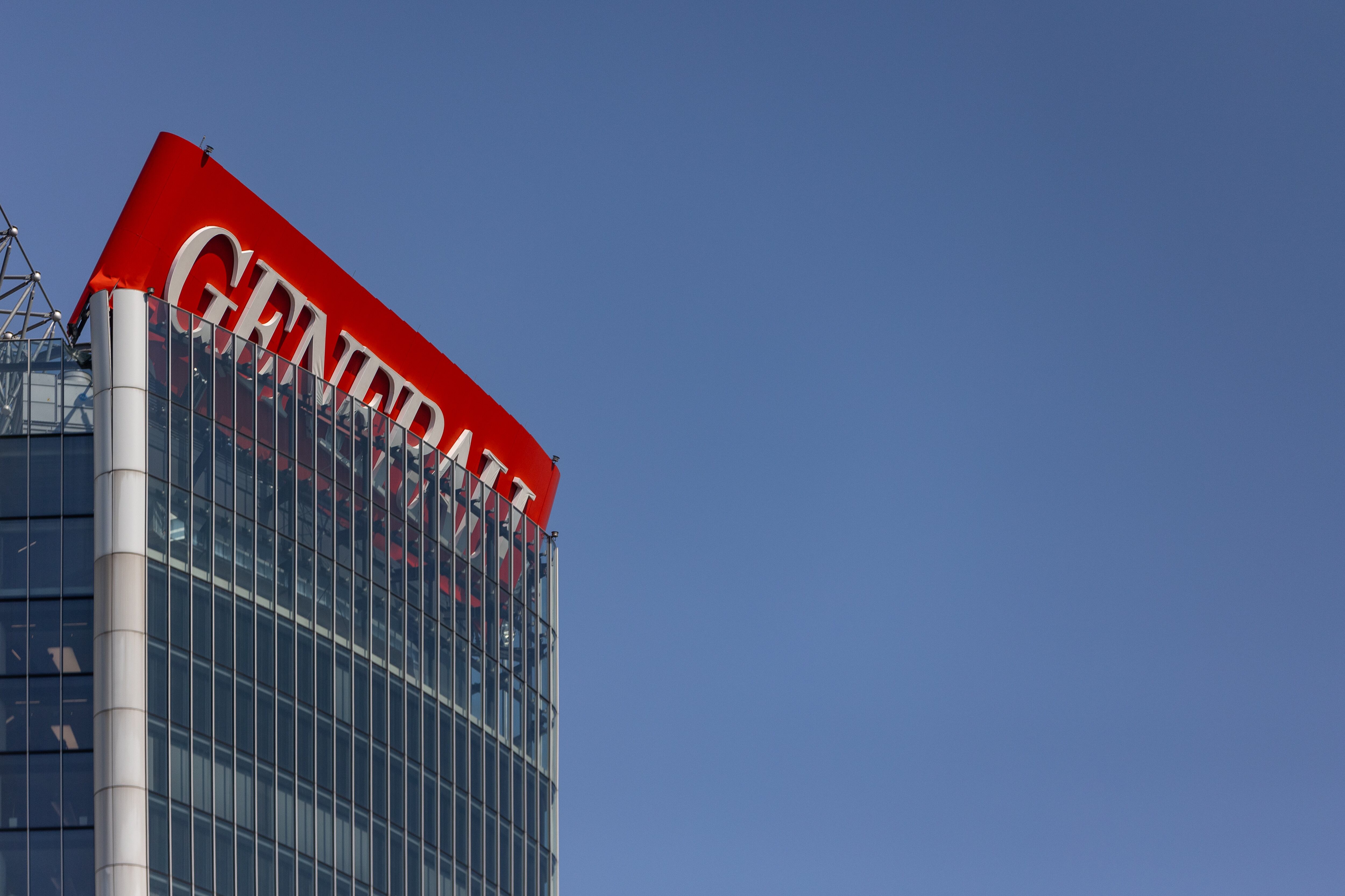 El letrero de Generali, a menudo apodado &quot;el sombrero rojo&quot; por su distintiva forma y color, se instaló en julio de 2018 y requirió 15 vuelos de helicóptero para levantar y colocar las 170 toneladas de acero. Emanuele Cremaschi/Getty Images.