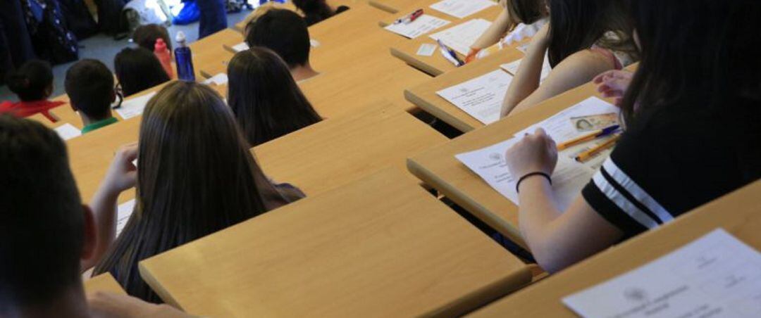 Estudiantes en un examen