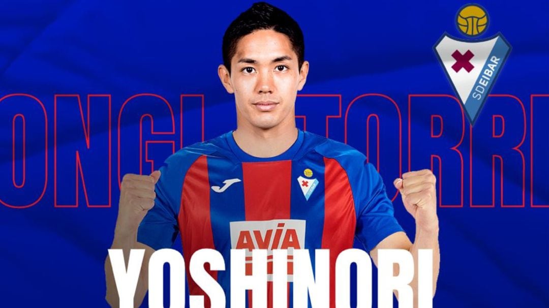 Yoshinori Muto posando con sus nuevos colores