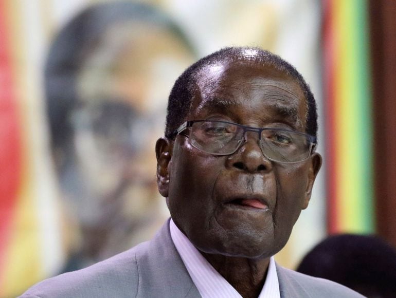 El presidente de Zimbabue, Robert Mugaba se dirige a sus partidarios en Harare en la reunion de su partido