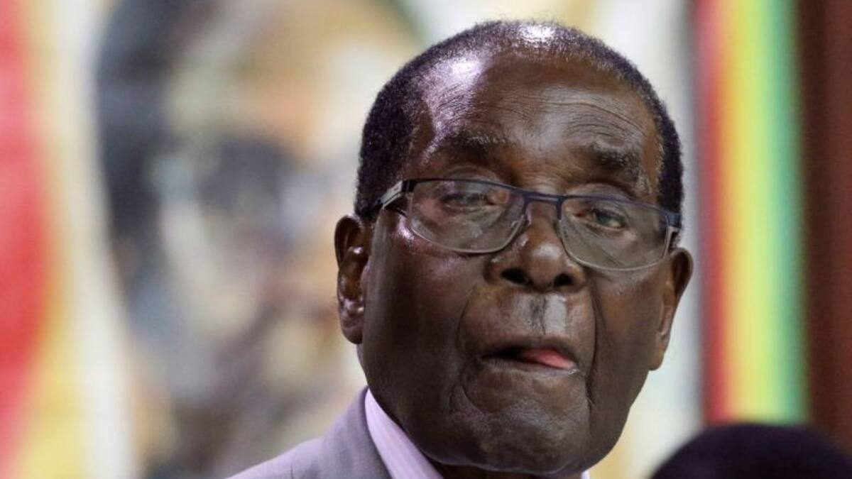Mugabe y su estatua “Superman”