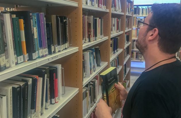 Ramón Corrales, auxiliar bibliotecario, ordenando el material de la biblioteca Ana de Castro de Valdepeñas