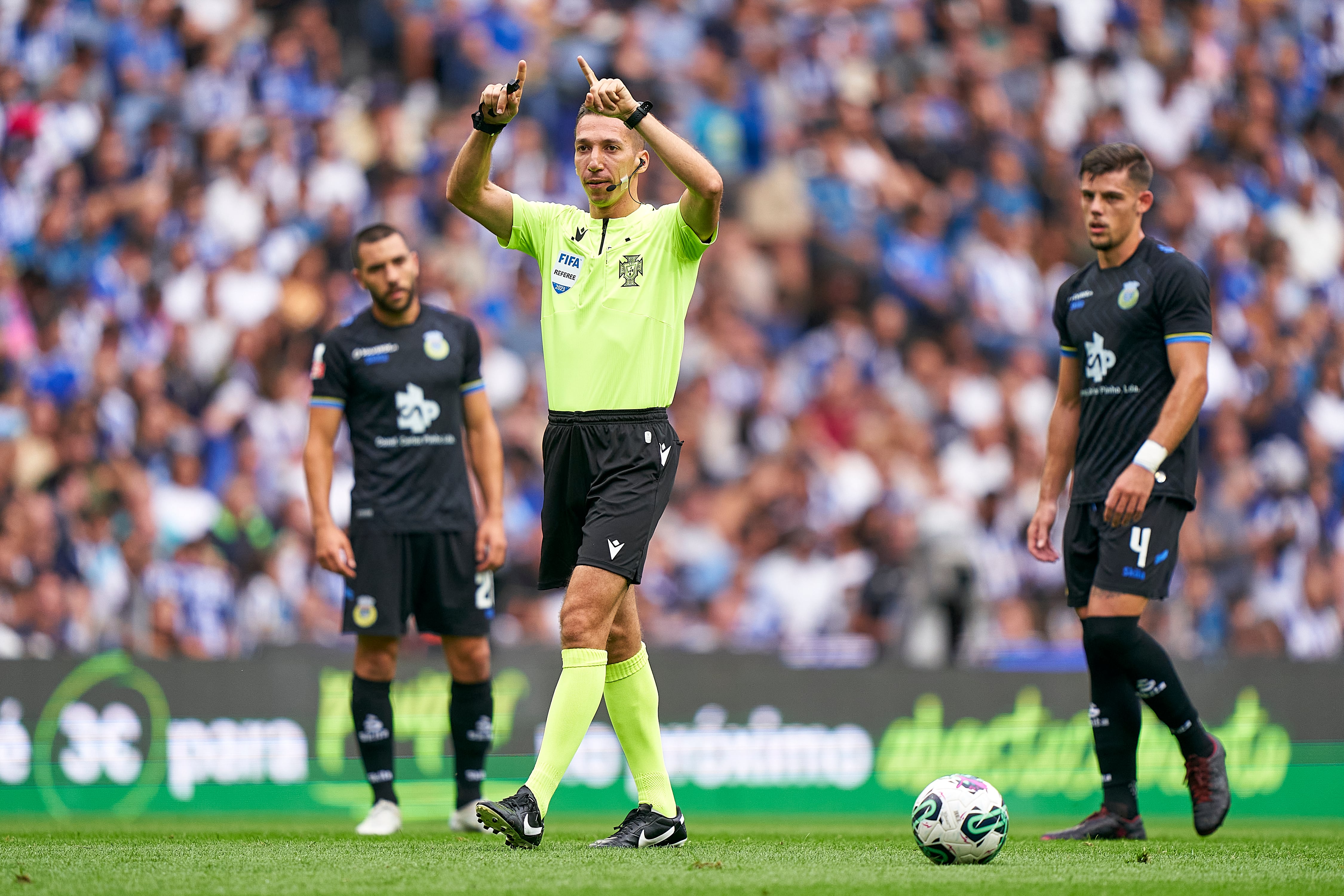 El colegiado Miguel Nogueira haciendo el gesto del VAR durante el encuentro entre el FC Porto y el FC Arouca de la Primera División de Portugal.