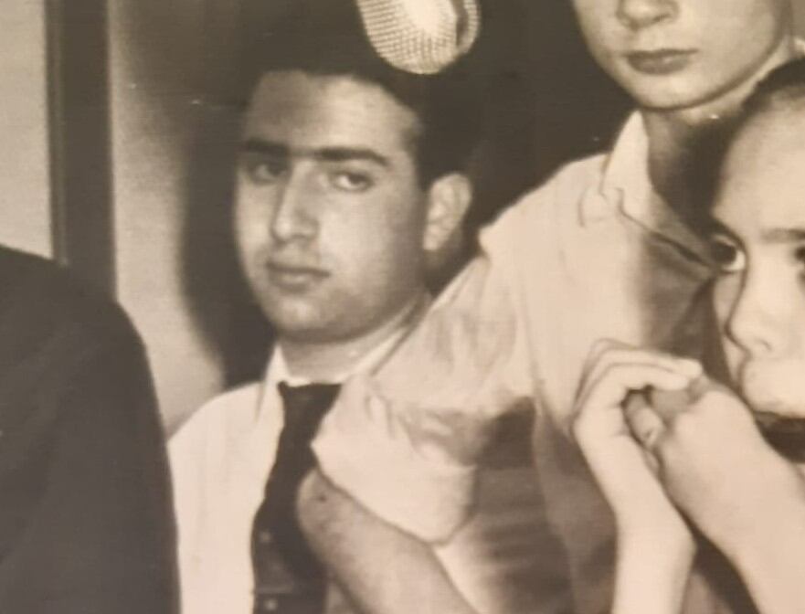 Benigno Crespo, en una emisión de Radio Juventud, observa a un joven que toca la armónica