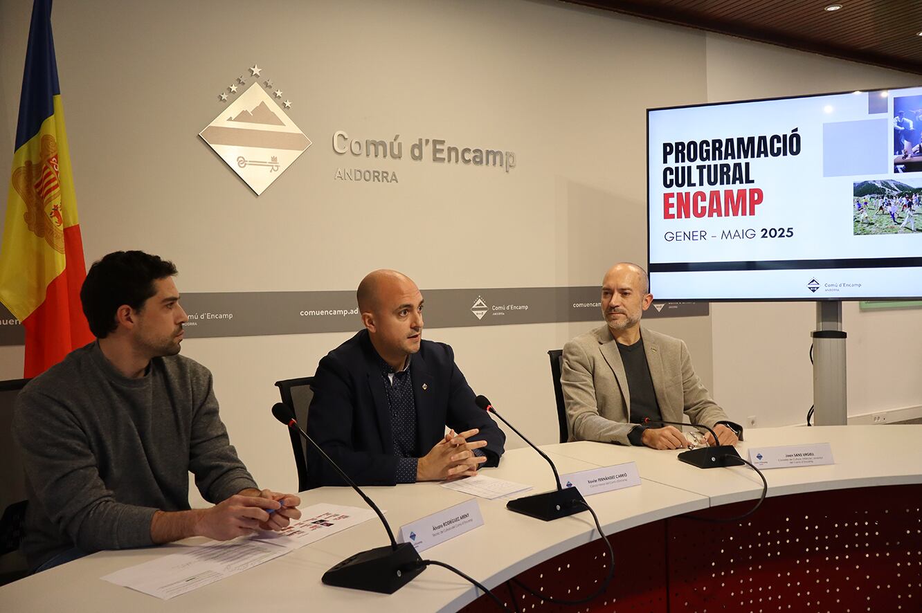 El tècnic de cultura del comú d&#039;Encamp, Àlvaro Rodríguez, el cònsol menor d&#039;Encamp, Xavier Fernández, i el conseller de Cultura, Infància i Joventut, Joan Sans, durant la presentació de la programació cultural.