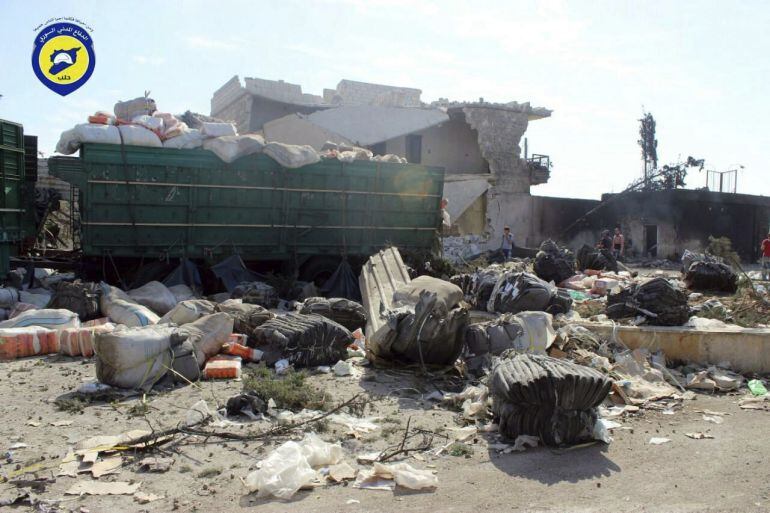 Restos de un convoy de ayuda humanitaria de la Media Luna Roja bombardeado en Alepo.