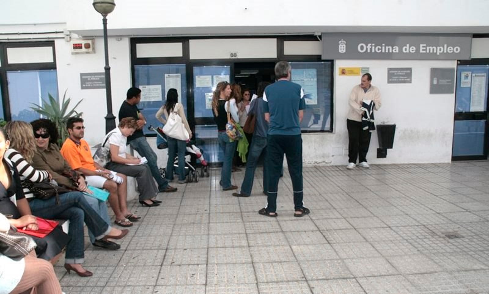 Personas en las puertas de la oficina del Servicio Canario de Empleo (SCE) en Arrecife.