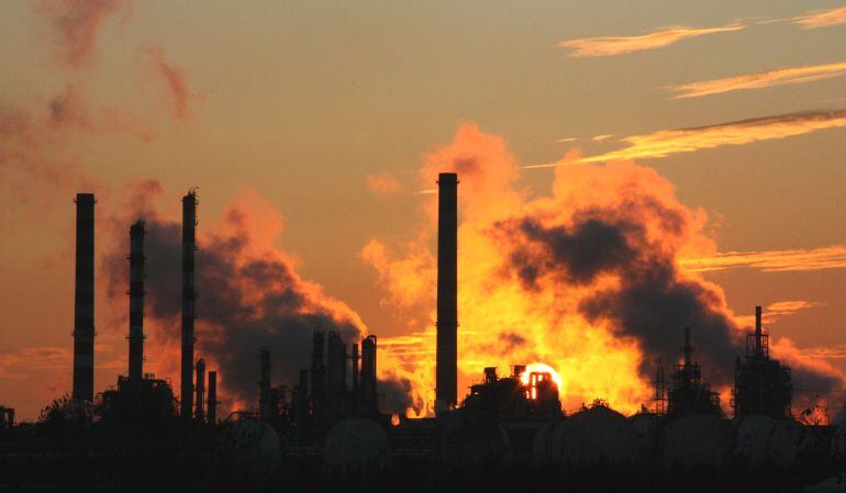 Vista de les xemeneies del polígon.