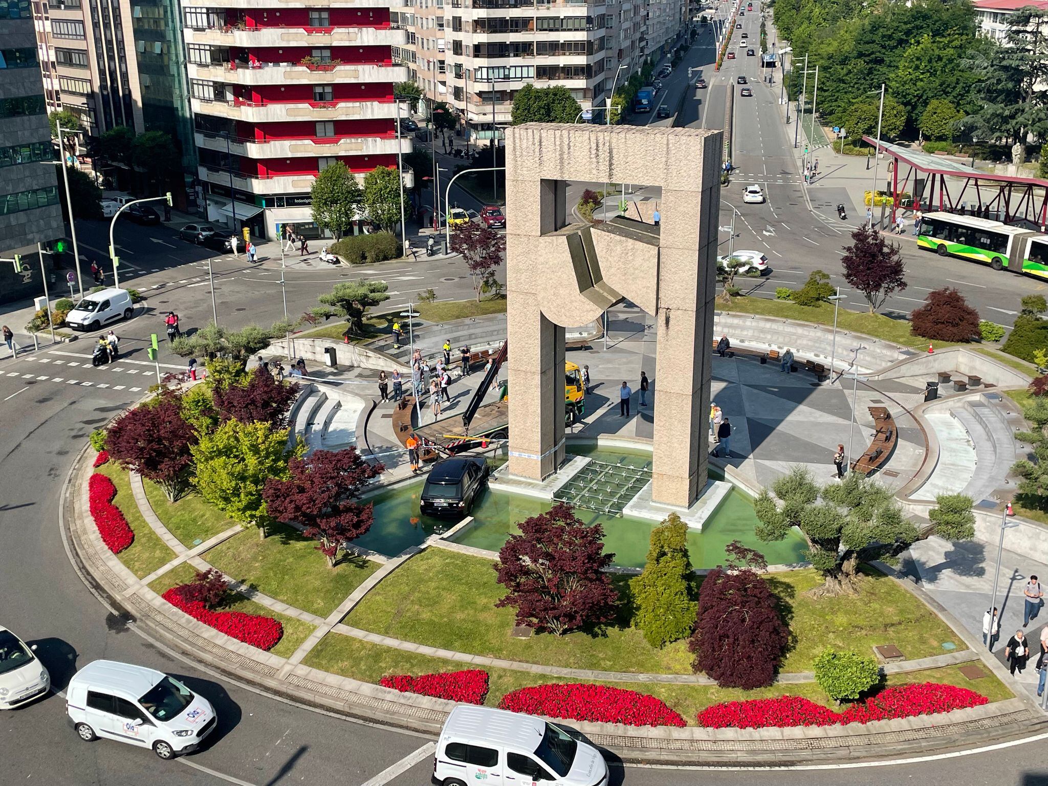 La grúa mientras retiraba el Range Rover de Praza de América en Vigo