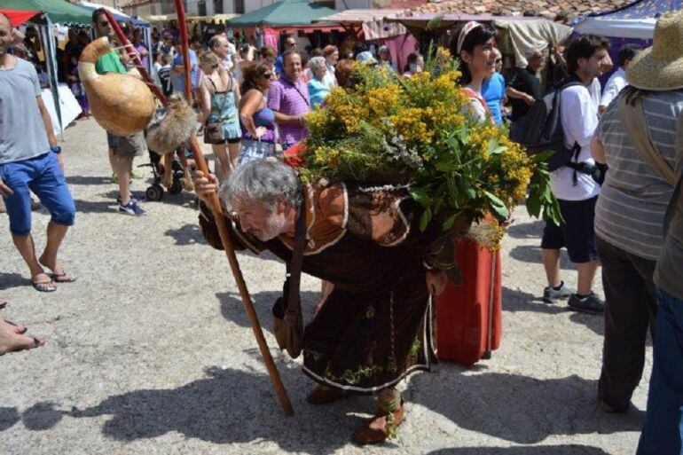 La asociación &quot;El embrujo&quot; organiza jornadas dedicadas a la brujería y a las plantas medicinales que acercan a cientos de personas hasta la localidad.  